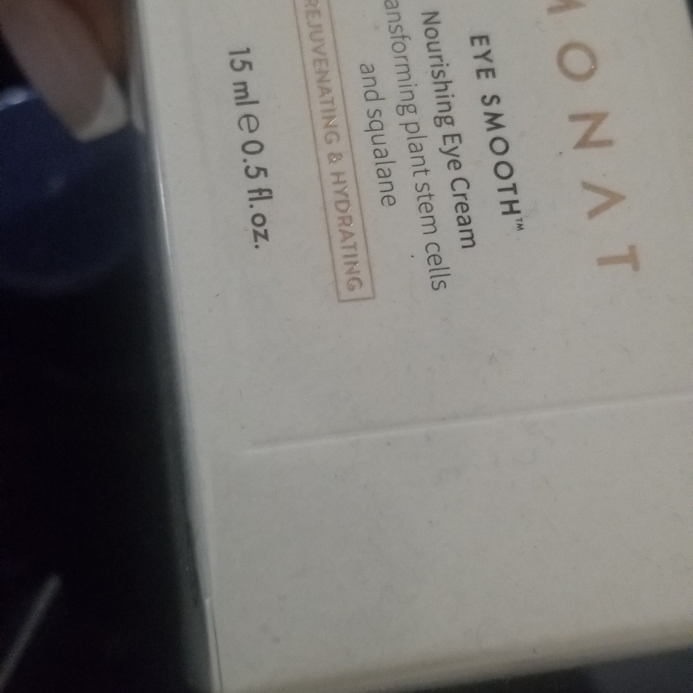 Monat eyes smooth